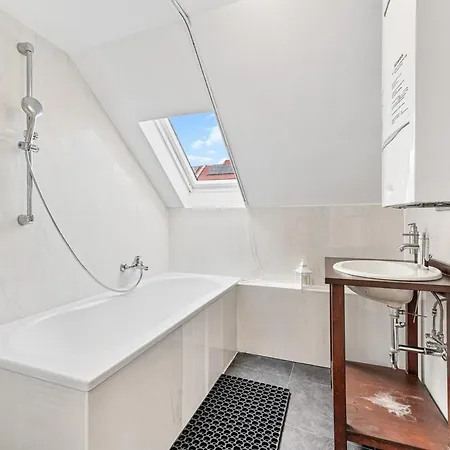 Zf03 Für Monteure Zuffenhausen - Weitere Schlafzimmer Für Zusätzliche 15 Personen Im Haus Vorhanden Und An Weiteren Standorten Ls-crewcomfort