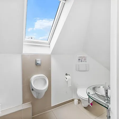 Zf03 Fuer Monteure Zuffenhausen - Weitere Schlafzimmer Fuer Zusaetzliche 15 Personen Im Haus Vorhanden Und An Weiteren Standorten Ls-crewcomfort * Stuttgart